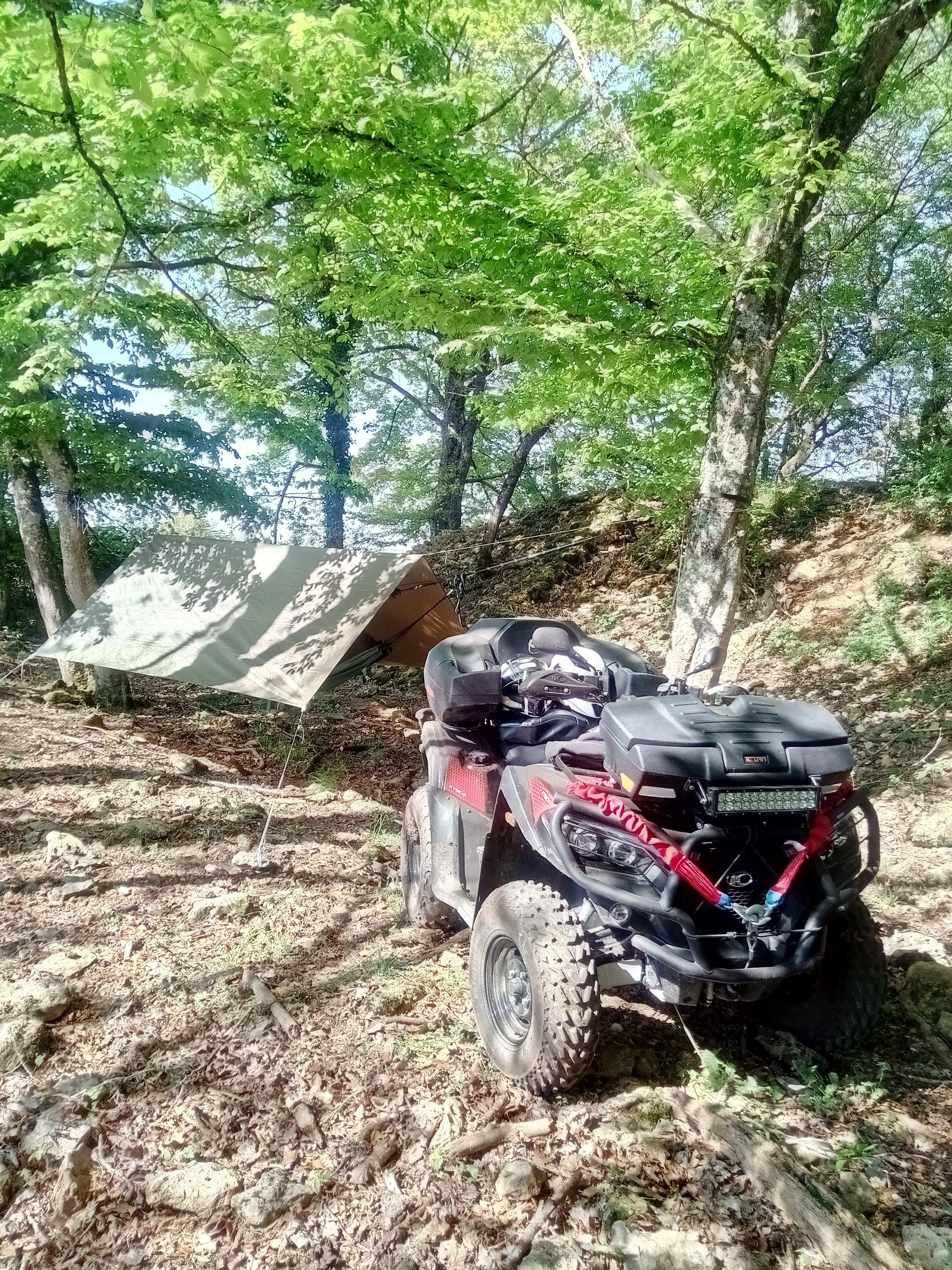 Kymco MXU 700devant Tarp